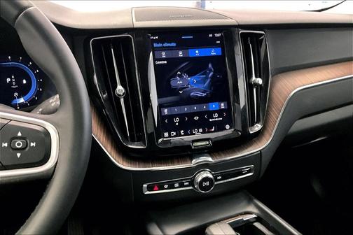 2022 Volvo XC60 B5 Momentum