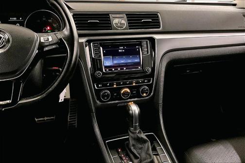 2017 Volkswagen Passat 1.8T R-Line