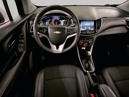 Silver Ice Metallic 2022 Chevrolet Trax LT