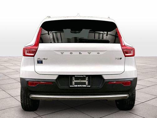 Crystal White Metallic 2021 Volvo XC40 T5 Inscription