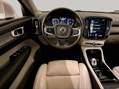 Crystal White Metallic 2021 Volvo XC40 T5 Inscription