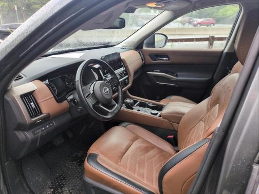 2022 Nissan Pathfinder Platinum