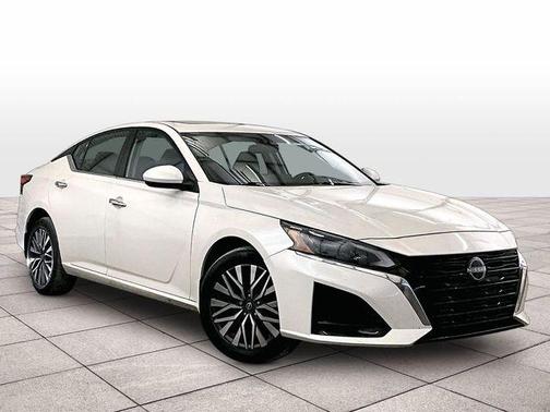 White 2023 Nissan Altima 2.5 SV