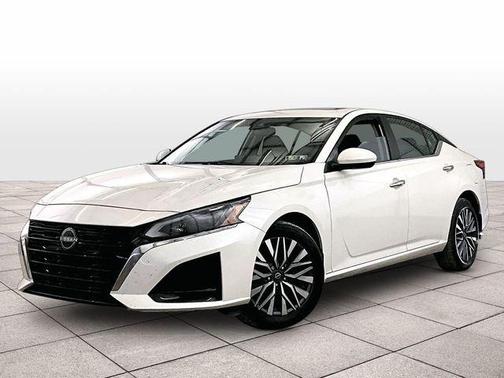 White 2023 Nissan Altima 2.5 SV
