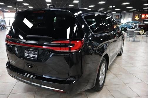 Brilliant Black Crystal Pearlcoat 2023 Chrysler Pacifica Touring-L