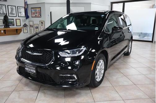 Brilliant Black Crystal Pearlcoat 2023 Chrysler Pacifica Touring-L