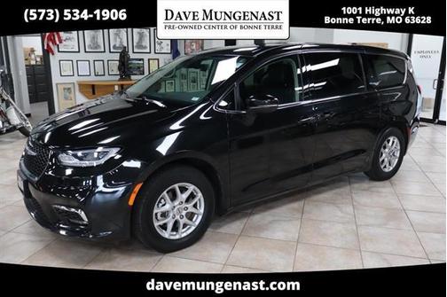 Brilliant Black Crystal Pearlcoat 2023 Chrysler Pacifica Touring-L