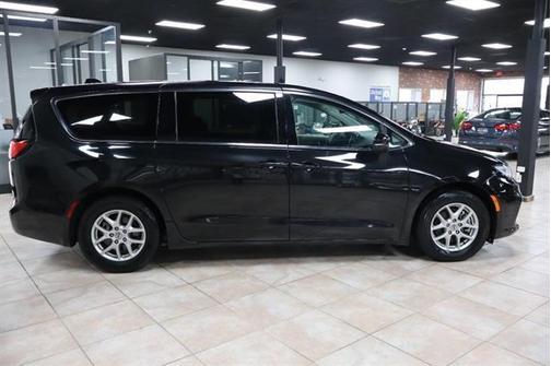 2023 Chrysler Pacifica Touring-L