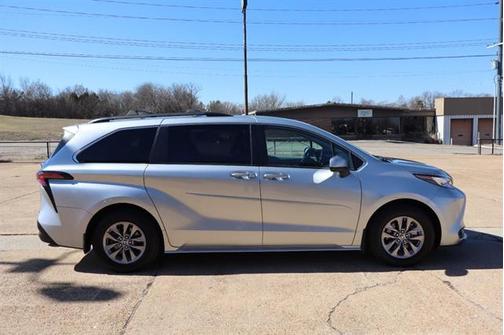 2022 Toyota Sienna LE
