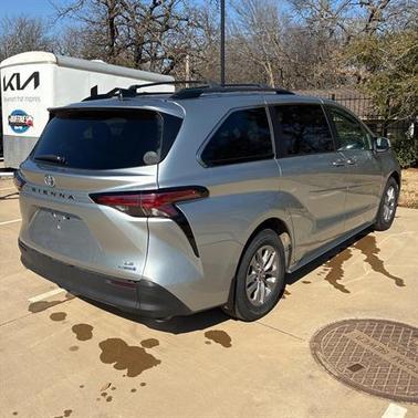 2022 Toyota Sienna LE