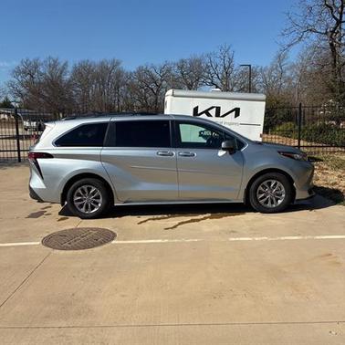2022 Toyota Sienna LE
