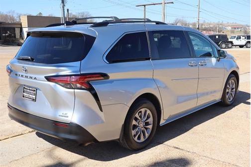 2022 Toyota Sienna LE
