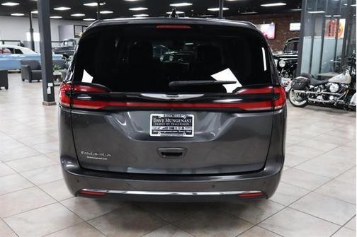 Granite Crystal Clearcoat Metallic 2023 Chrysler Pacifica Touring-L