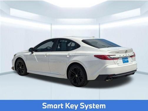 Ice 2025 Toyota Camry SE