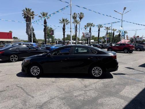 Aurora Black Pearl 2024 Kia Forte LX
