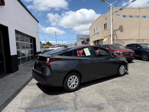 Magnetic Gray Metallic 2022 Toyota Prius LE