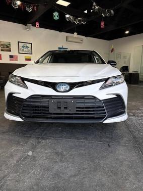 Super White 2021 Toyota Camry Hybrid LE