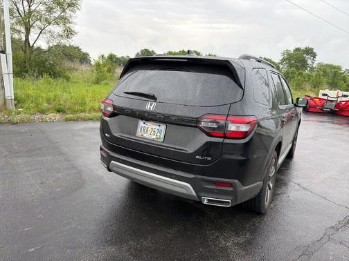 Crystal Black Pearl 2024 Honda Pilot Elite