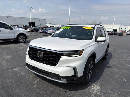 White 2025 Honda Pilot Touring