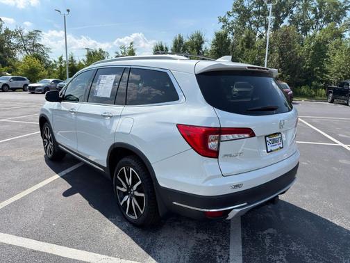 White 2022 Honda Pilot Touring 7-Passenger