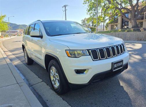 Bright White Clearcoat 2018 Jeep Grand Cherokee Laredo E