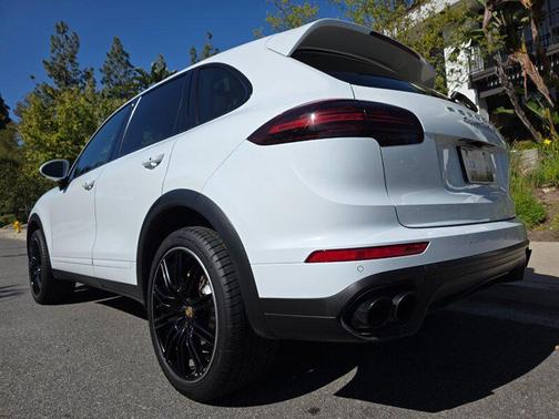 Carrara White Metallic 2016 Porsche Cayenne Turbo