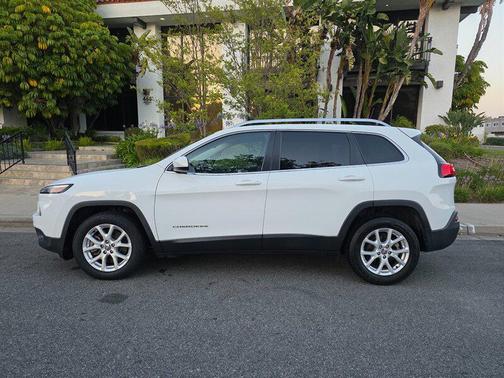 Bright White Clearcoat 2016 Jeep Cherokee Latitude