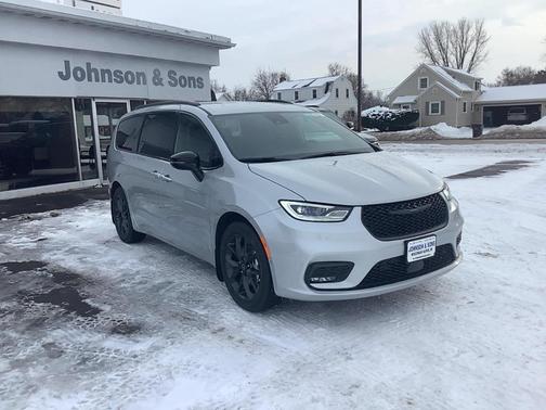 Silver Mist 2026 Chrysler Pacifica Select
