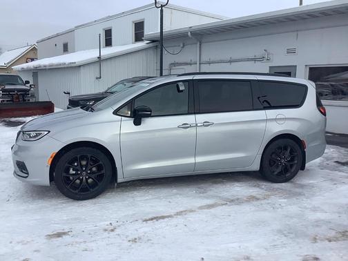 Silver Mist 2026 Chrysler Pacifica Select