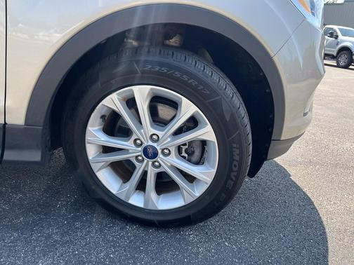 Ingot Silver Metallic 2017 Ford Escape SE