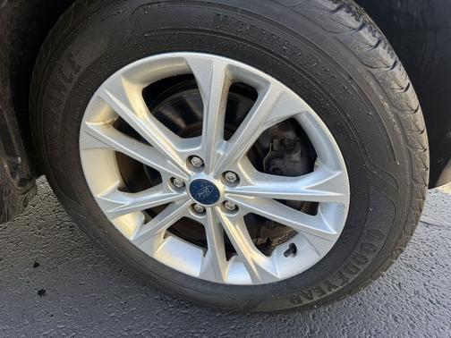Ruby Red Metallic Tinted Clearcoat 2019 Ford Escape SE