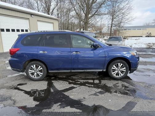 2018 Nissan Pathfinder SV