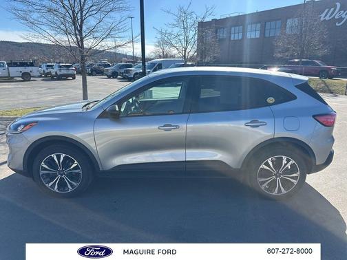 Iconic Silver Metallic 2022 Ford Escape SE