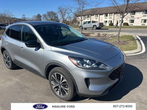 Iconic Silver Metallic 2022 Ford Escape SE