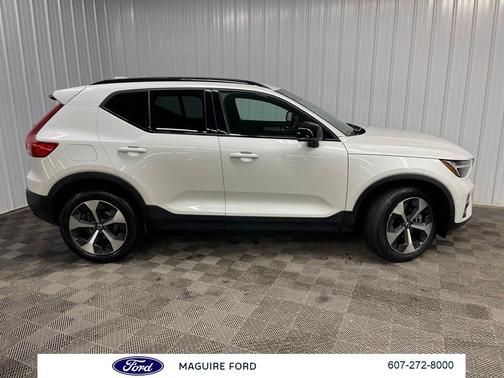 Crystal White Metallic 2023 Volvo XC40 B5 Plus Dark Theme