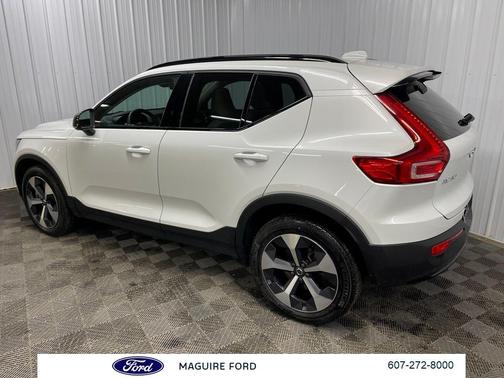 Crystal White Metallic 2023 Volvo XC40 B5 Plus Dark Theme