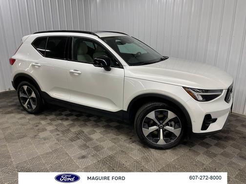 Crystal White Metallic 2023 Volvo XC40 B5 Plus Dark Theme