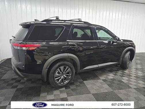 2022 Nissan Pathfinder SV