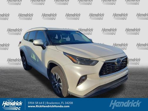 Wind Chill Pearl 2022 Toyota Highlander Hybrid XLE