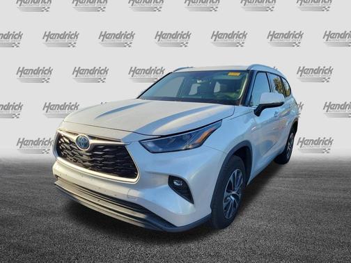 Wind Chill Pearl 2022 Toyota Highlander Hybrid XLE