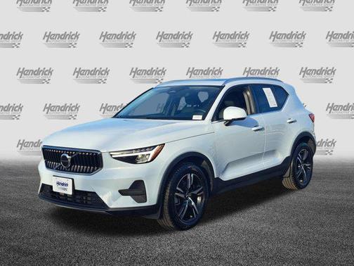 2025 Volvo XC40 B5 Core Bright Theme