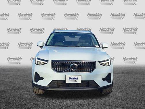 2025 Volvo XC40 B5 Core Bright Theme