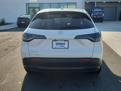 Platinum White Pearl 2026 Honda HR-V LX