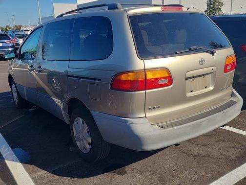 2000 Toyota Sienna LE