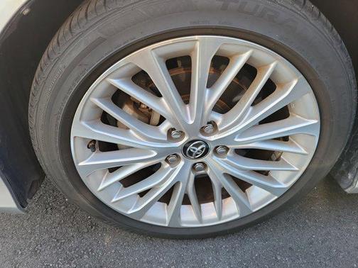 Celestial Silver Metallic 2018 Toyota Camry XLE