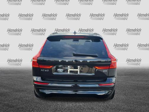 Onyx Black Metallic 2022 Volvo XC60 B5 Momentum