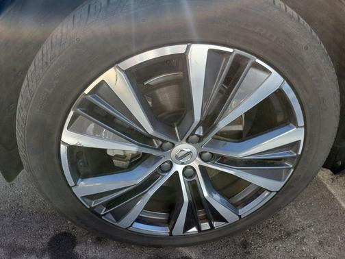 Onyx Black Metallic 2022 Volvo XC60 B5 Momentum