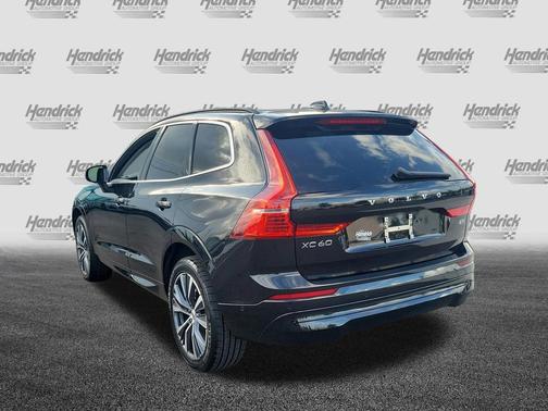 Onyx Black Metallic 2022 Volvo XC60 B5 Momentum