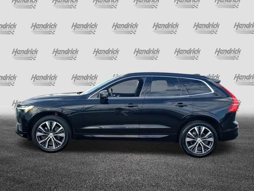 Onyx Black Metallic 2022 Volvo XC60 B5 Momentum