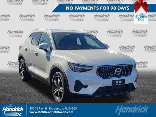 2025 Volvo XC40 B5 Core Bright Theme